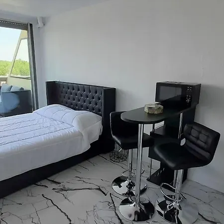 דירה 43, Heliopolis L Au Village Naturiste אגדה